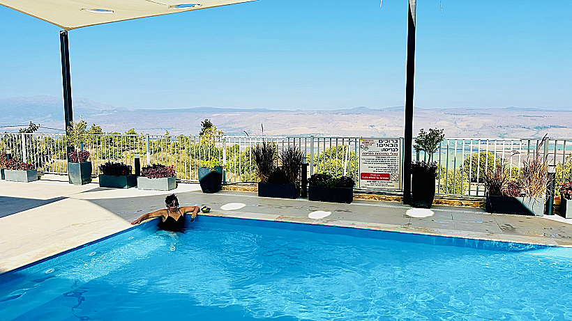 בריכה מחוממת ל-28 מעלות באחוזת גפנים