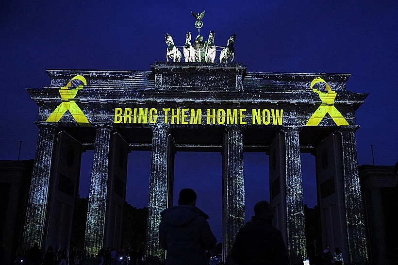 שער ברנדנבורג בברלין מואר בסמל החטופים לציון שנתיים ל-7 באוקטובר