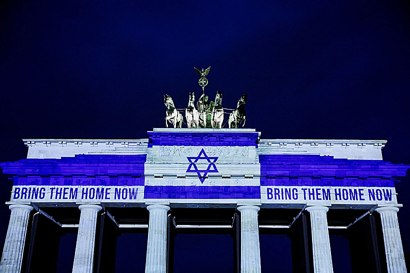 דגל ישראל בשער ברנדנבורג בברלין לציון שנתיים ל-7 באוקטובר