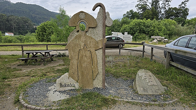 פסל של צליינים - מסלול "הקמינו פורטוגז"