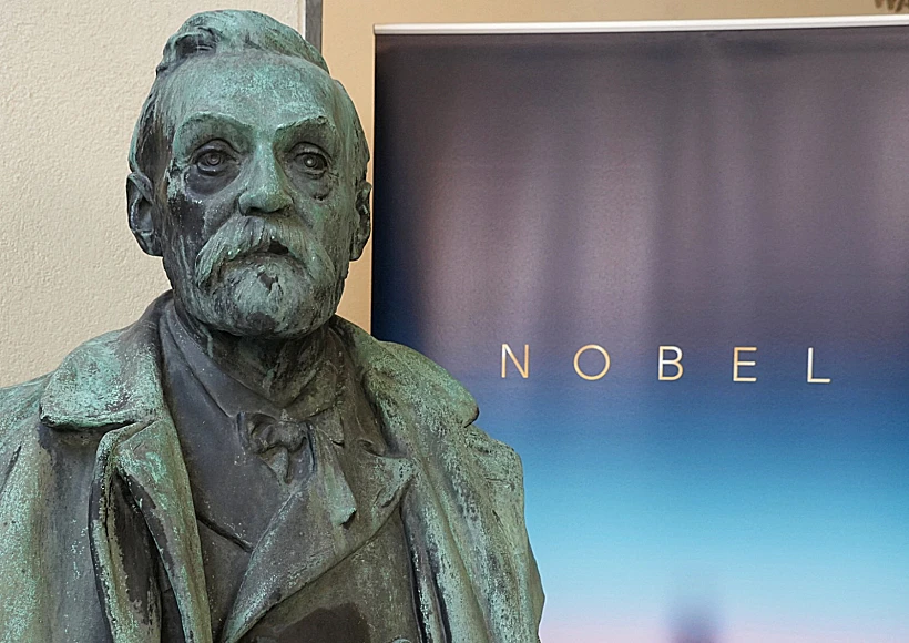 פסל של אלפרד נובל שעל שמו הפרס