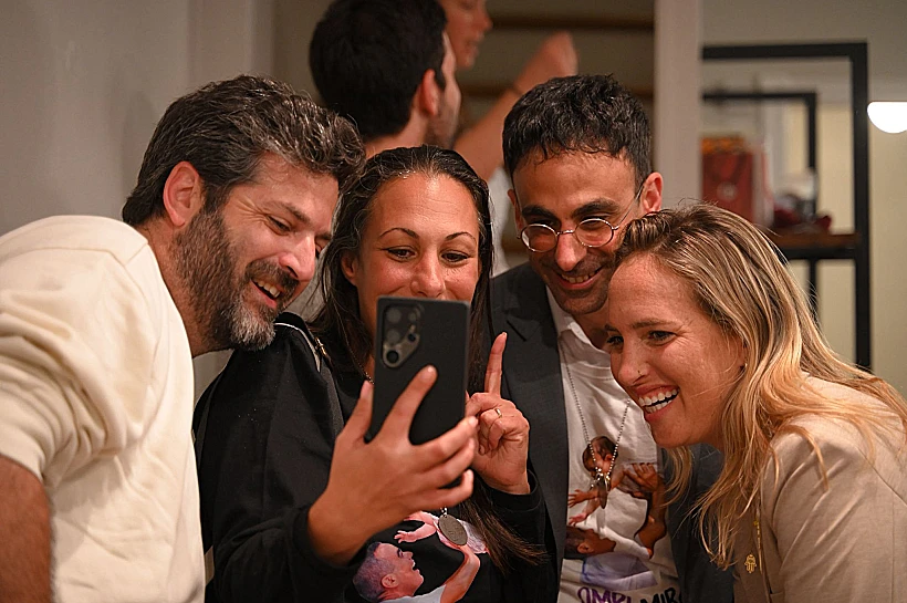 לישי מירן לביא, אשתו של עמרי מירן, עם משפחות חטופים בוושינגטון בעת קבלת ההודעה על הצהרת טראמפ