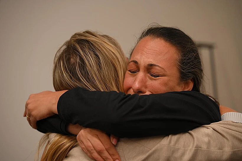 לישי מירן לביא, אשתו של עמרי מירן, עם משפחות חטופים בוושינגטון בעת קבלת ההודעה על הצהרת טראמפ