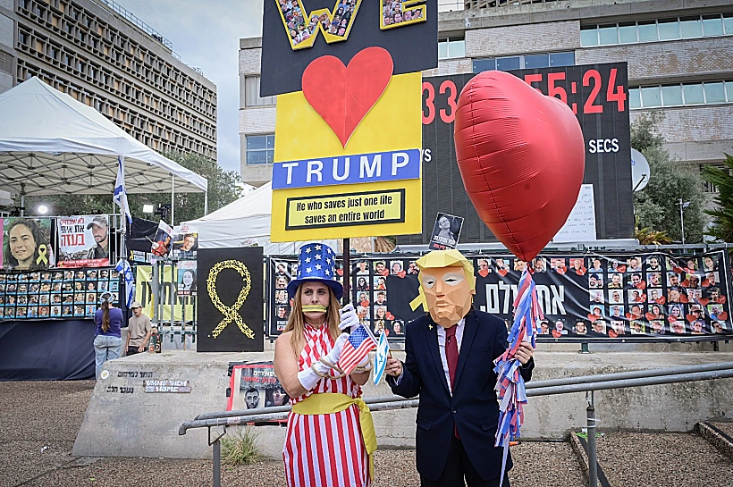 חוגגים בכיכר החטופים לאחר הודעה על קבלת ההסכם