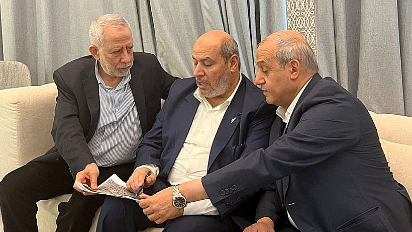 בכירי חמאס ח'ליל אל-חיה, מוחמד אל-הינדי וג'מיל מזהר מעיינים במפות הנסיגה בשארם א-שייח'