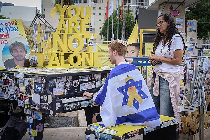 חוגגים בכיכר החטופים לאחר הודעה על קבלת ההסכם