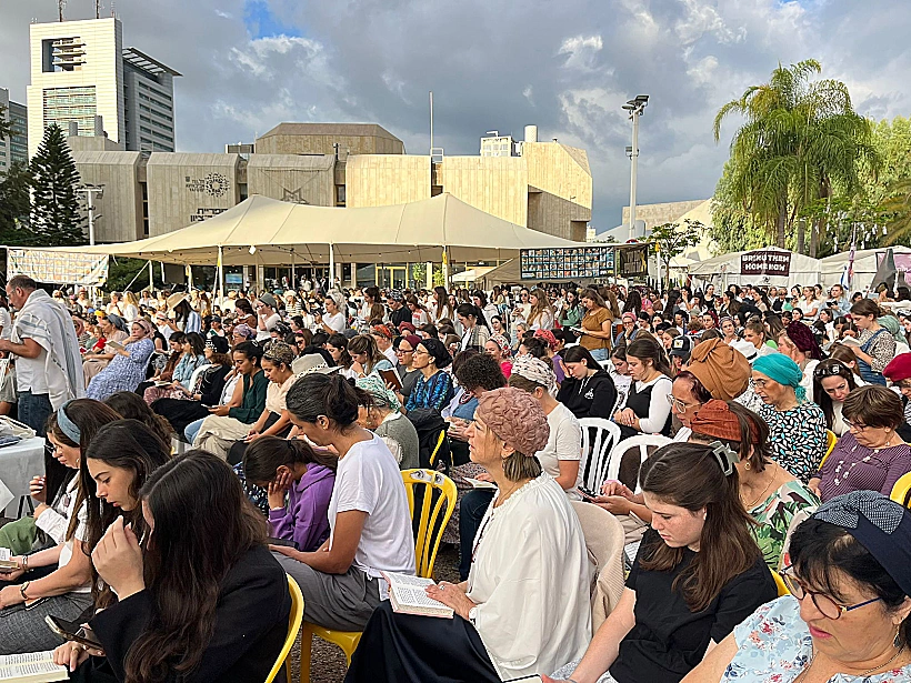 תפילת שחרית ותפילת הלל בכיכר החטופים