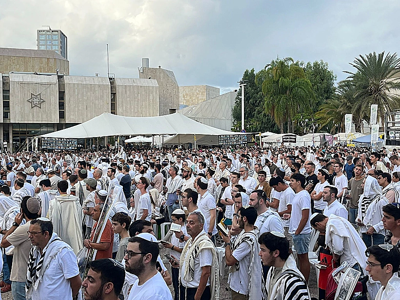 תפילת שחרית ותפילת הלל בכיכר החטופים
