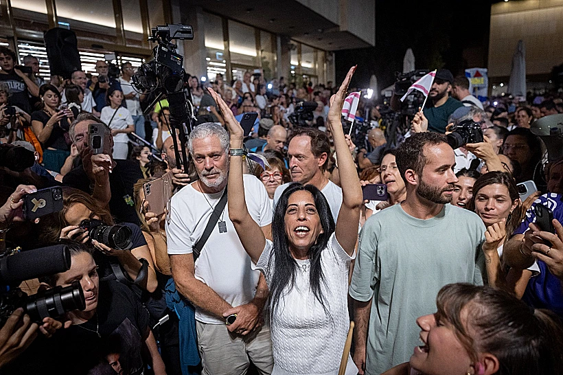 עינב צנגאוקר חוגגת את ההכרזה על העסקה בכיכר החטופים