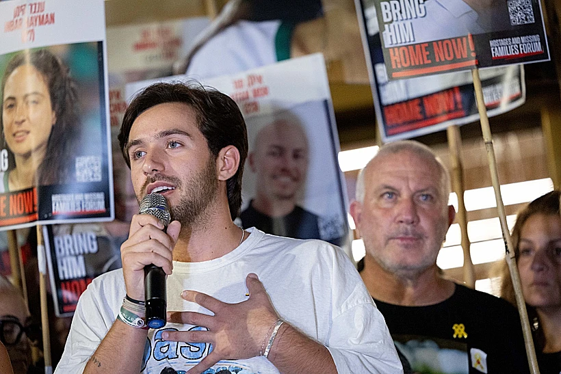 עומר שם טוב חוגג את ההכרזה על העסקה בכיכר החטופים