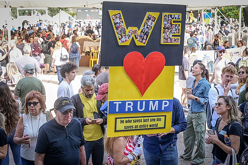 חוגגים את ההכרזה על העסקה בכיכר החטופים
