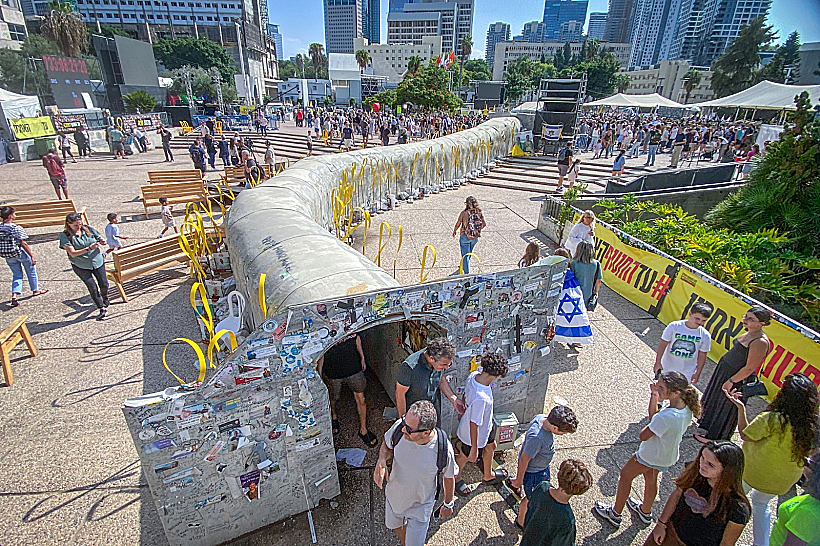 חוגגים את ההכרזה על העסקה בכיכר החטופים