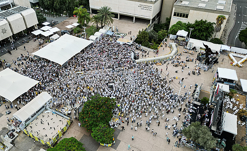 מתפללים בכיכר החטופים