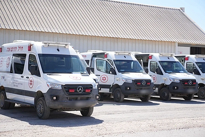 אמבולנסים במתחם לקליטת החטופים ברעים