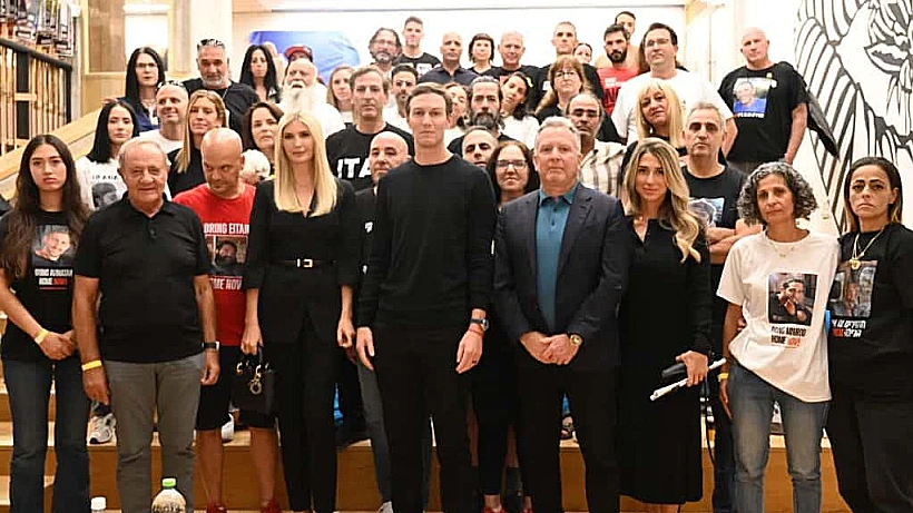 ויטקוף וקושנר עם משפחות החטופים