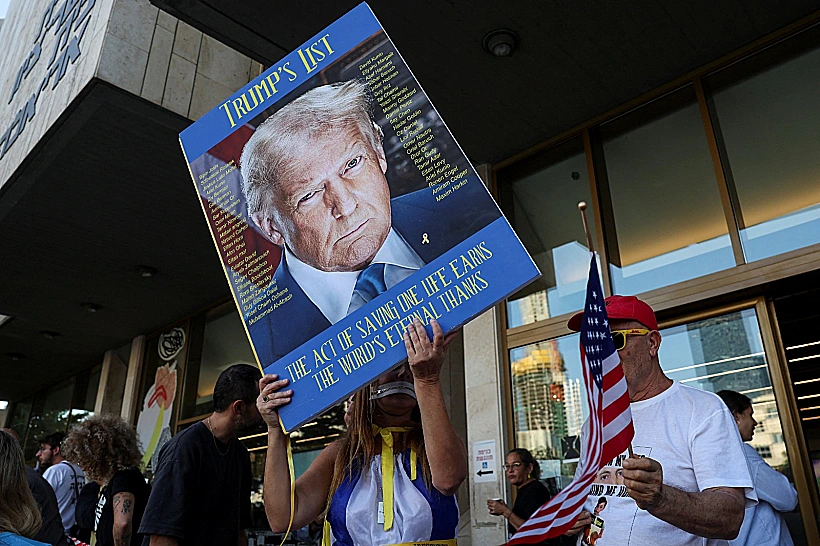 מניפים את תמונתו של טראמפ אמש בכיכר החטופים