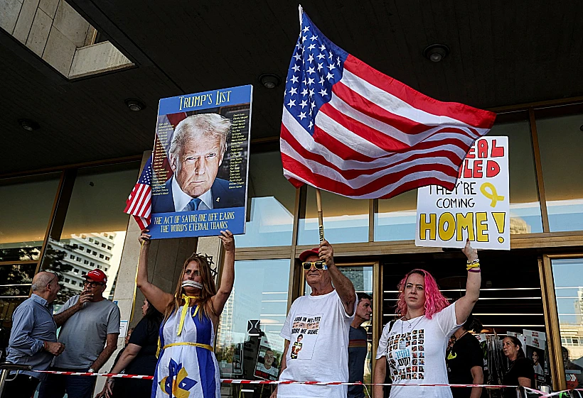 מניפים את תמונתו של טראמפ אמש בכיכר החטופים