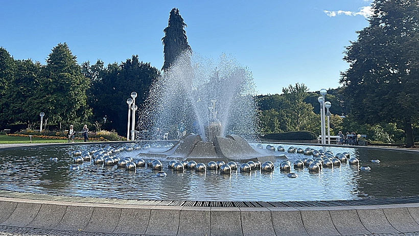 המזרקה המזמרת בשדרה המרכזית של העיירה מריאנסקה לאזנה