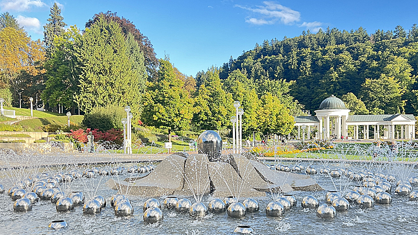 המזרקה המזמרת בשדרה המרכזית של העיירה מריאנסקה לאזנה