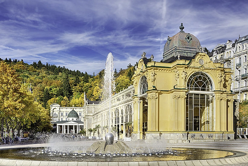 המזרקה המזמרת בשדרה המרכזית של העיירה מריאנסקה לאזנה