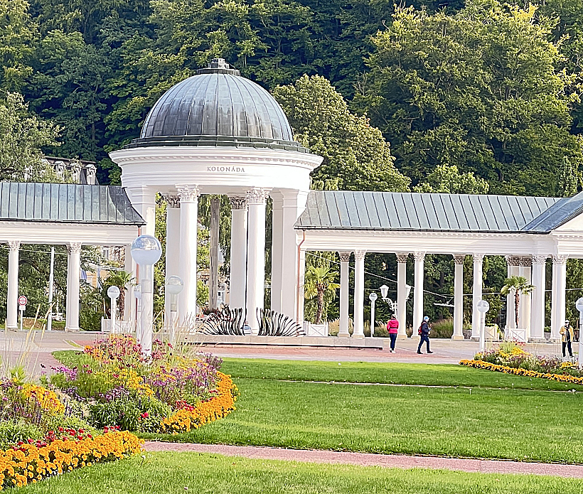 הקולונדה עם המעיינות המינרלים מריאנסקה לאזנה