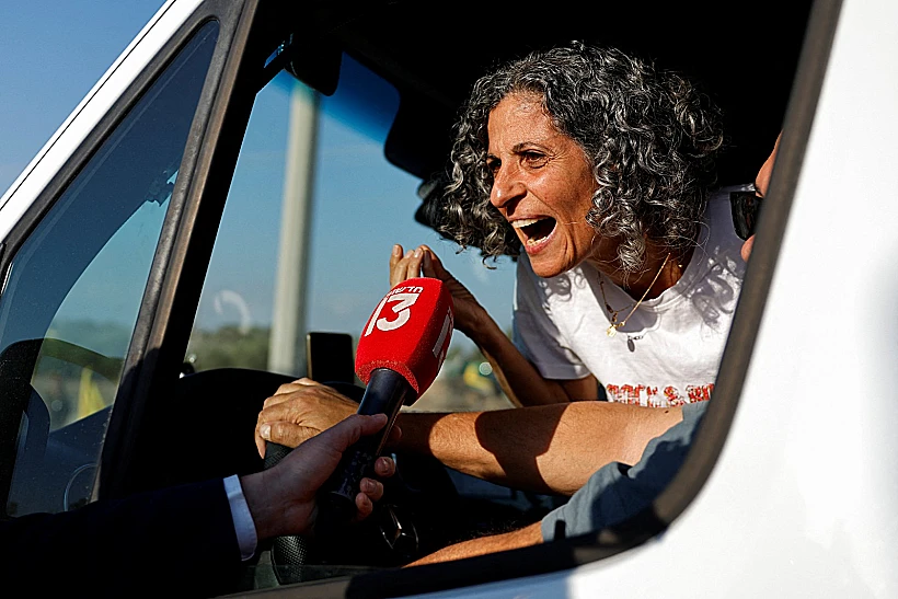 ויקי כהן, אמו של נמרוד, בדרכה לנקודת המפגש בבסיס רעים