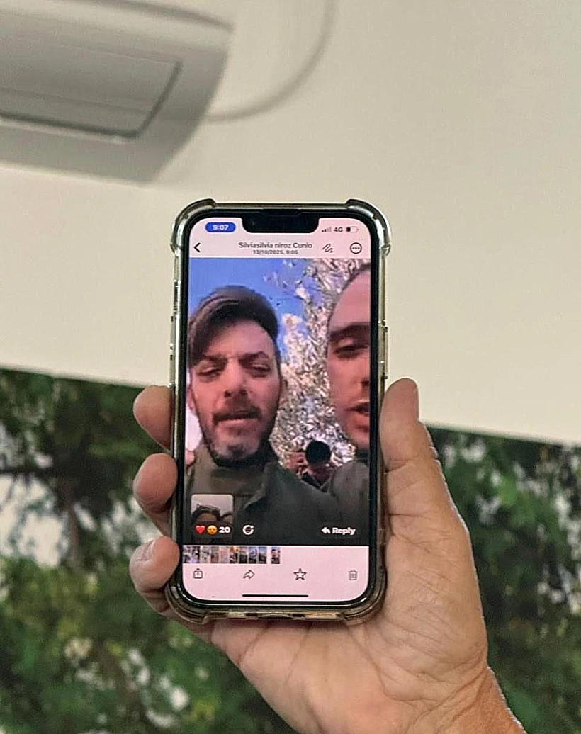 דוד קוניו בשיחה עם משפחתו