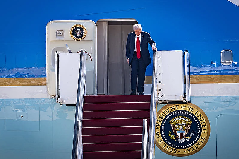 טראמפ יוצא מה-air force 1