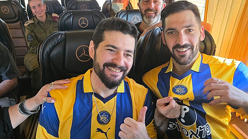 גלי וזיו ברמן בשטח ישראל עם חולצות של מכבי ת"א