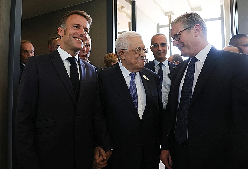 ראש הרש"פ אבו-מאזן עם נשיא צרפת עמנואל מקרון וראש ממשלת בריטניה קיר סטרמר בשארם א-שייח'