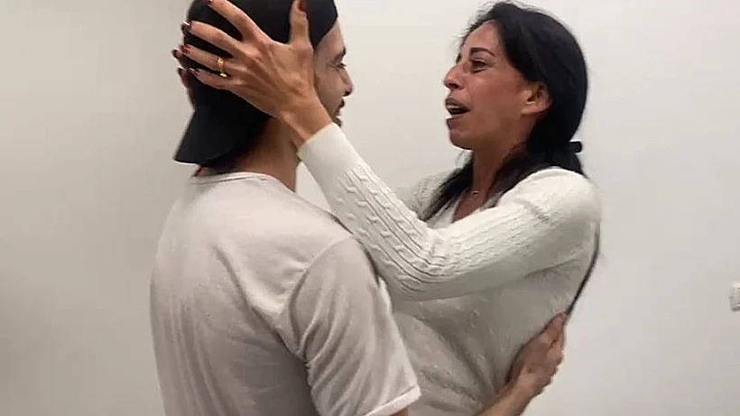 מתן צנגאוקר פוגש את אימו עינב