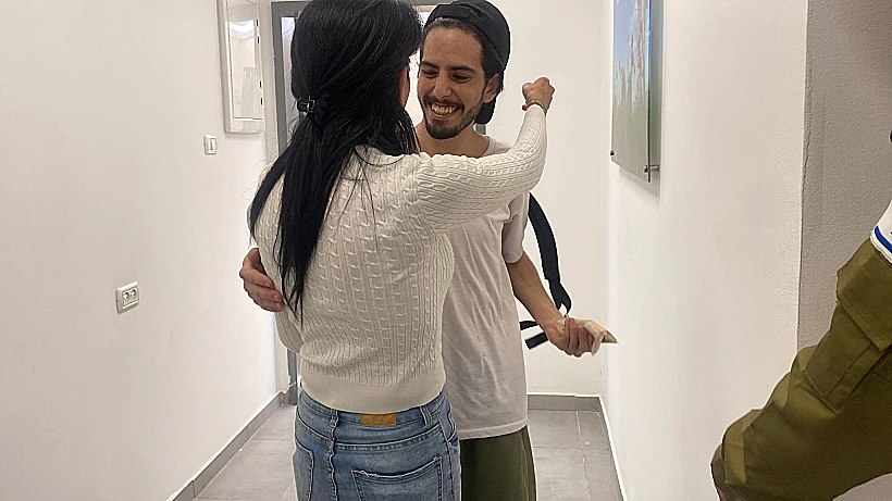 מתן צנגאוקר פוגש את אימו עינב