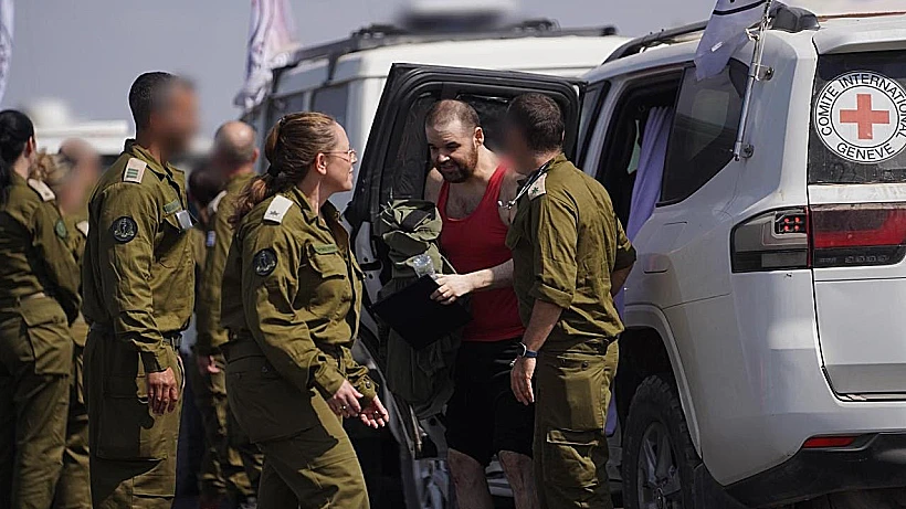 איתן הורן עם כוחות צה"ל בשטח ישראל
