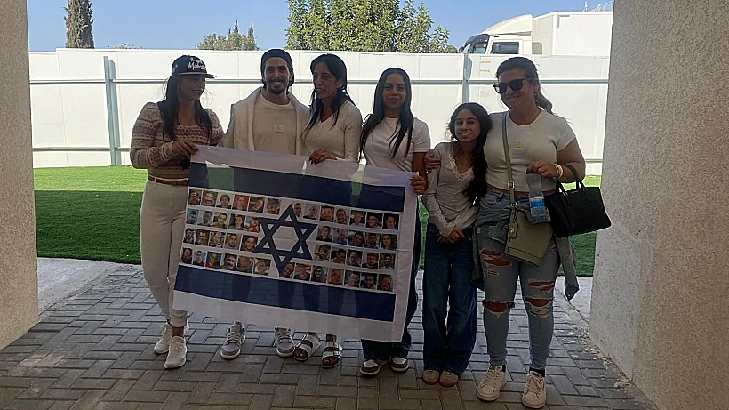 מתן צנגאוקר מאוחד עם משפחתו ובת זוגו אילנה גריצווסקי