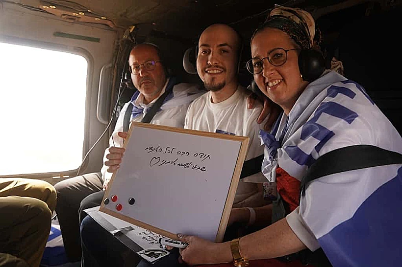 איתן מור עם הוריו על המסוק בדרך לבית החולים