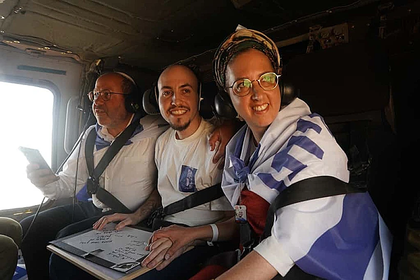 איתן מור עם הוריו על המסוק בדרך לבית החולים