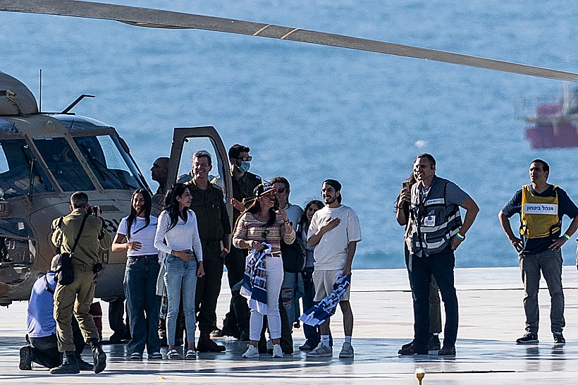 מתן צנגאוקר מגיע לבית החולים איכילוב