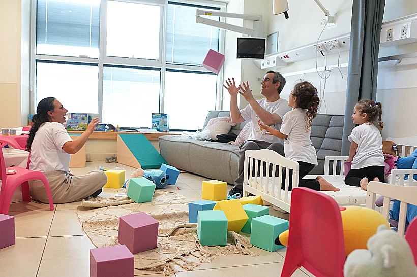 עמרי מירן במפגש ראשון עם בנותיו