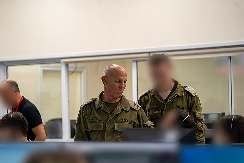 האלוף ניצן אלון בחפ"ק מפקדת השבויים והנעדרים