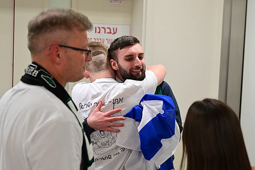 שורד השבי מתן אנגרסט ומשפחתו בביה"ח איכילוב