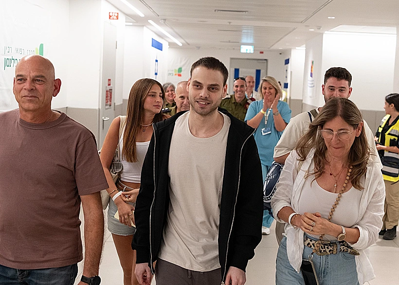 שורד השבי אלון אהל ומשפחתו בביה"ח בילינסון