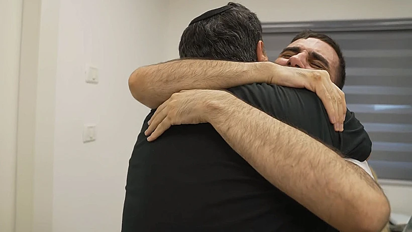 שגב כלפון במפגש הראשון עם משפחתו ברעים