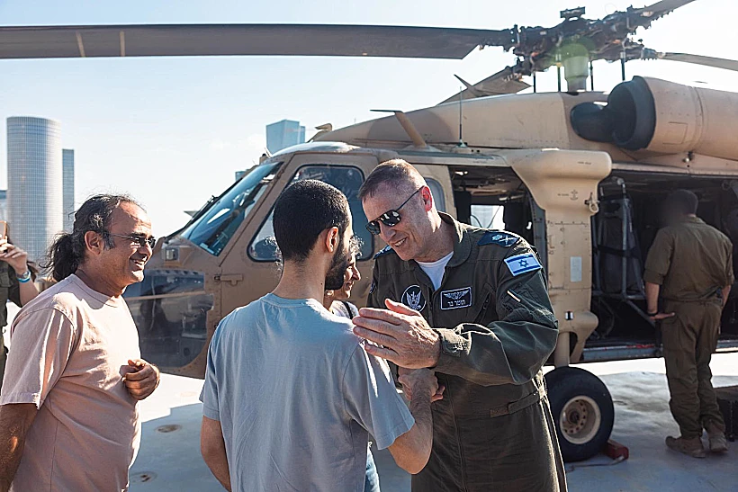 מפקד חיל האוויר האלוף תומר בר עם נמרוד כהן ומשפחתו