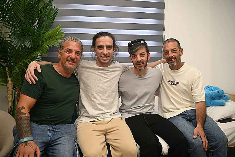 האחים קוניו במפגש הראשון עם המשפחה ברעים