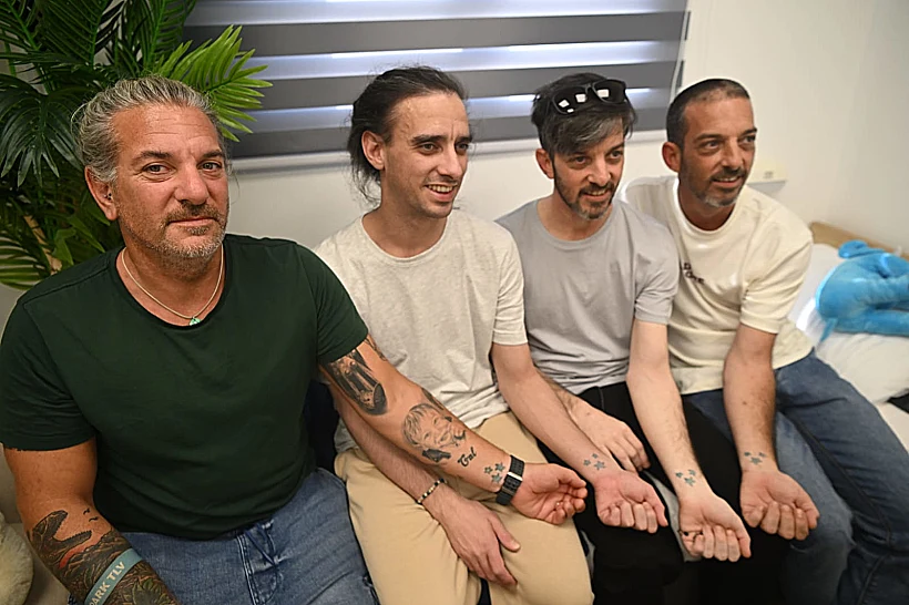 האחים קוניו במפגש הראשון עם המשפחה ברעים103c