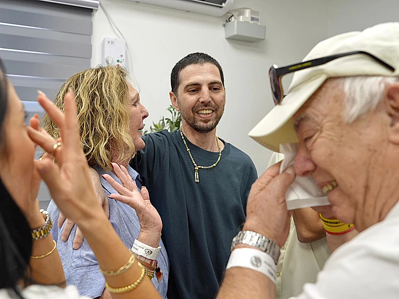 אלקנה בוחבוט במפגש הראשון עם משפחתו ברעים