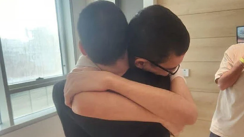 חיבוק האיחוד של אביתר דוד וגיא גלבוע-דלאל אחרי השחרור מהשבי