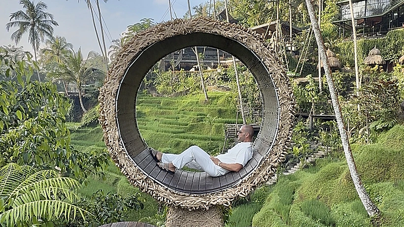 איציק בלס על נדנדת במבוק במלון בבאלי