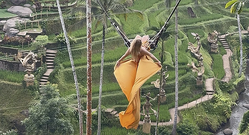 אישה על נדנדה מעל שדות אורז בבאלי