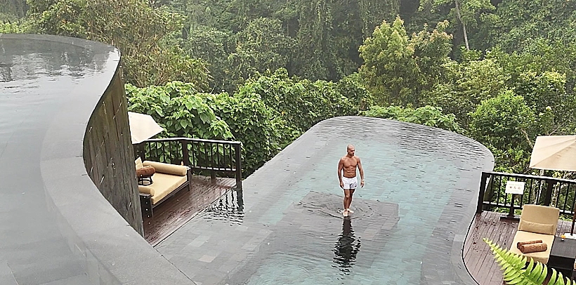 הבריכה של מלון HANGING OF